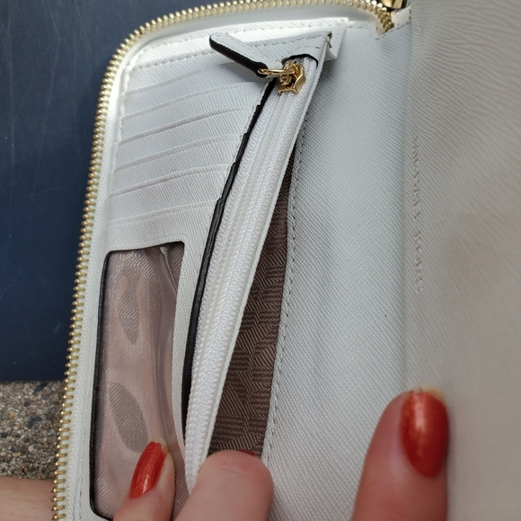 Micheal Kors continental wallet - Picture 7 of 12